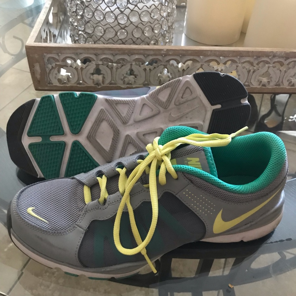 Tennis shoes